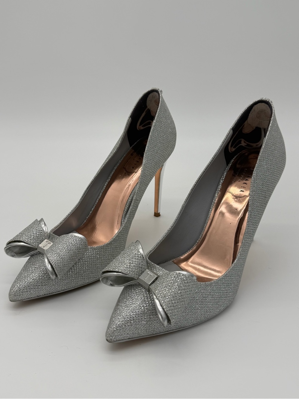 Ted Baker Silver Pointed Bow Stiletto Pumps size 9 / 39.5